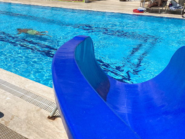 水上公园的水上滑梯图片下载