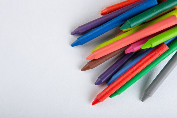 木桌上有彩色蜡笔和白纸图片下载