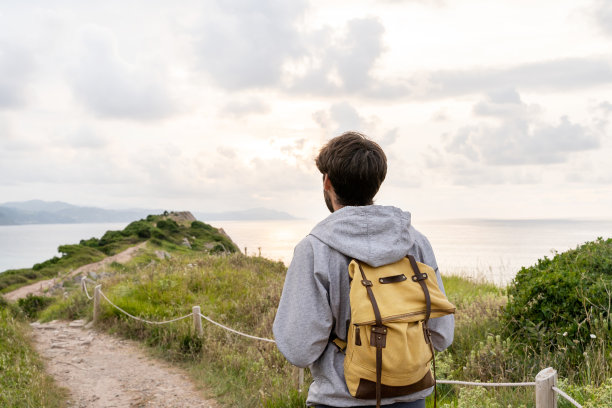 在祖马亚悬崖观光的不可辨认的背包客水平视图。图片下载