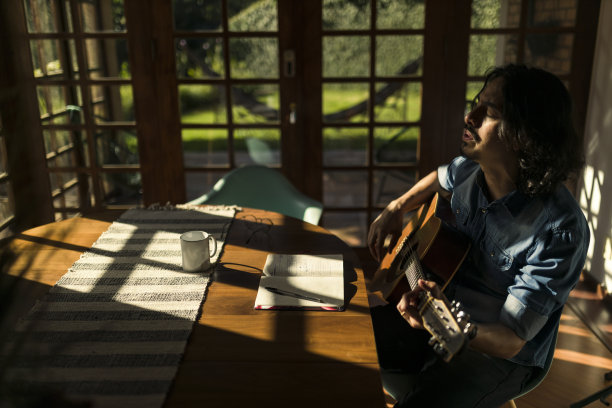 男人弹吉他，作曲图片下载