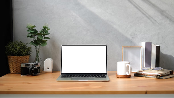 模拟复制空间空白屏幕工作区与电脑笔记本在桌子上。图片下载