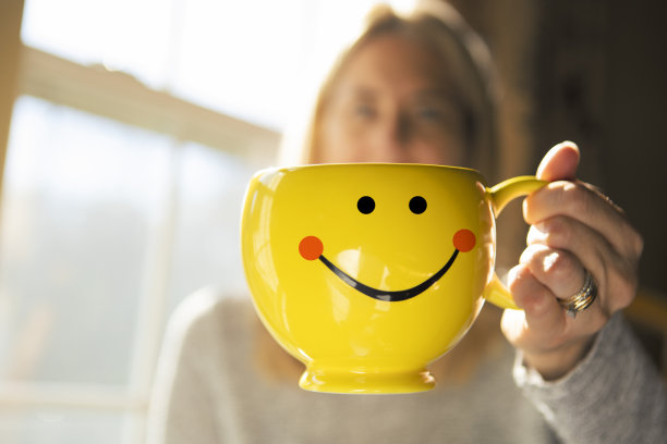 快乐的杯子图片下载