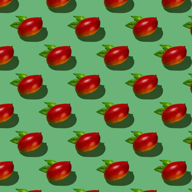 整个成熟的红色帕尔默芒果在绿色的背景上投下阴影。无缝图案的热带多汁芒果。用强光拍摄的新鲜美味的夏季水果芒果。平面设计。图片下载