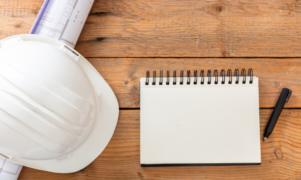 建筑师工程师办公室书桌，空白笔记本和蓝图，俯视图，空间图片下载