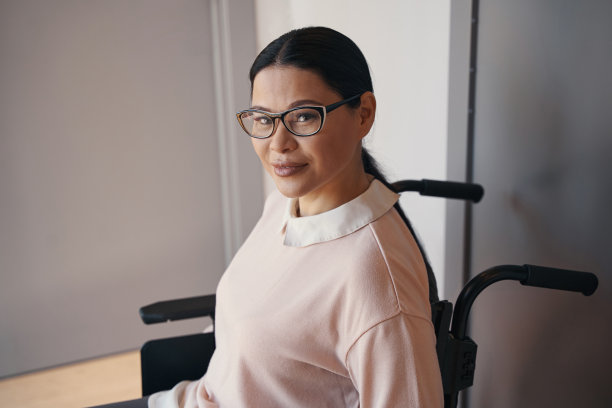 快乐的亚洲优雅女性残疾室内图片下载