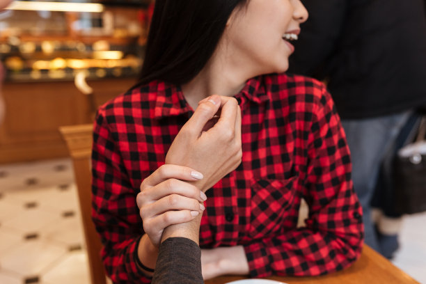 亚洲年轻情侣的裁剪照片图片下载