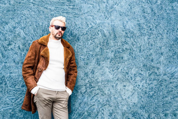 一个留着胡子，头发染成铂金色的年轻人的肖像，复制空间图片下载