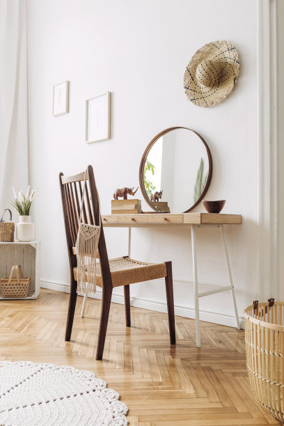 以现代理念设计居家室内开放空间，配有木桌、茶几、沙发、椅子、植物、镜子、流苏和优雅的配件。时尚简约的家居装饰。模板。图片下载