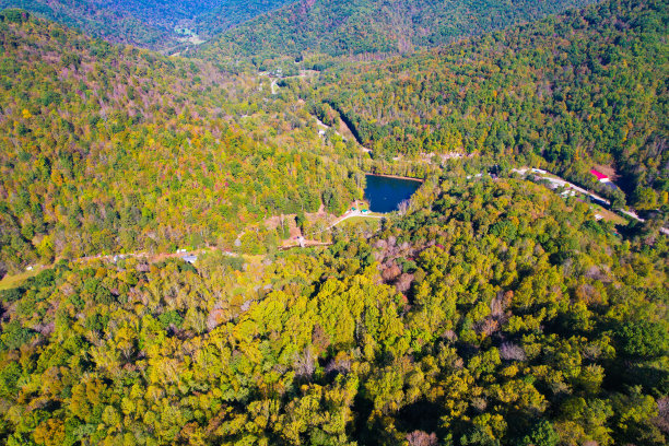 丰富多彩的阿巴拉契亚山谷秋天鸟瞰图图片下载