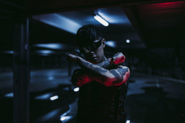 朋克风格。一个城市里的纹身男。网络的眼镜图片下载