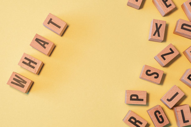 字是从一堆木制的字母块与黄色的背景和复制空间。图片下载