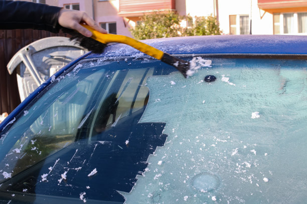 用手清洁汽车挡风玻璃上的冰图片下载