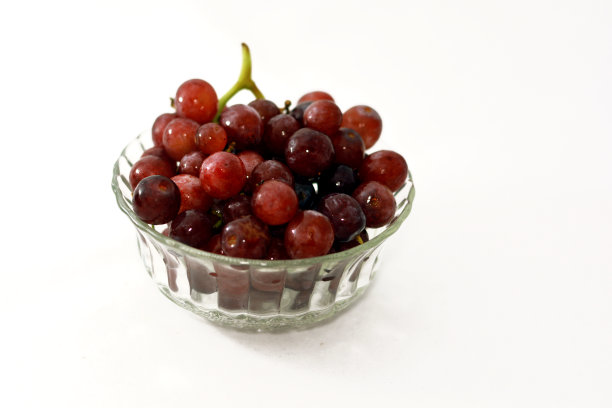 透明碗中新鲜无籽红葡萄图片下载