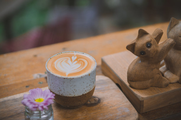 木桌上放着拿铁咖啡图片下载