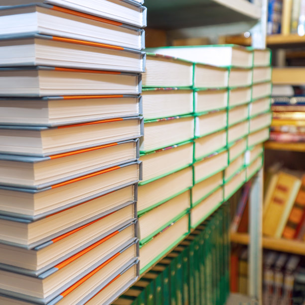 图书馆书架上的书图片下载
