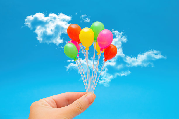 彩色气球群集在天空的背景图片下载