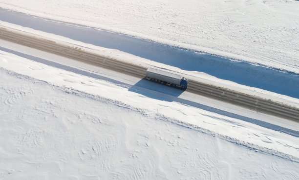 冬季快递卡车图片下载