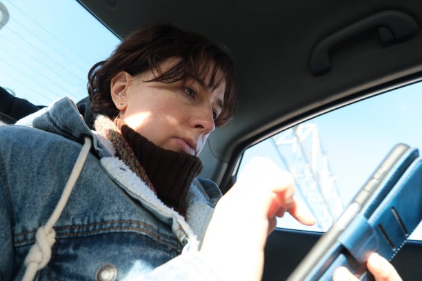 成熟的女人是坐在出租车里用手机图片下载