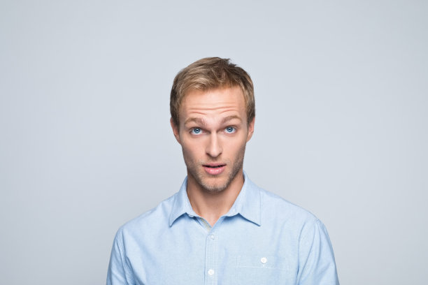 惊讶的年轻商人的大头照图片下载