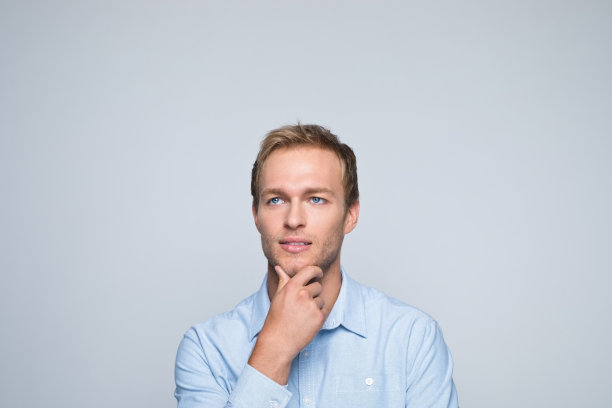 深思熟虑的年轻商人的大头照图片下载