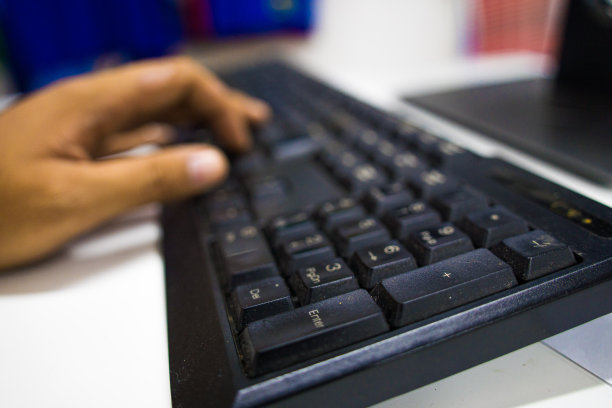 模糊的背景侧视图商人手工作键盘图片下载