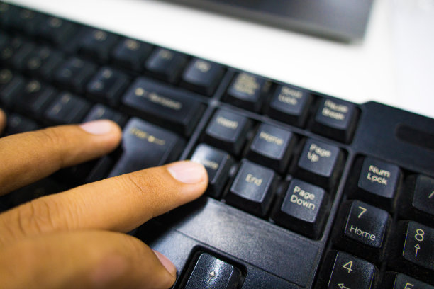 模糊的背景侧视图商人手工作键盘图片下载