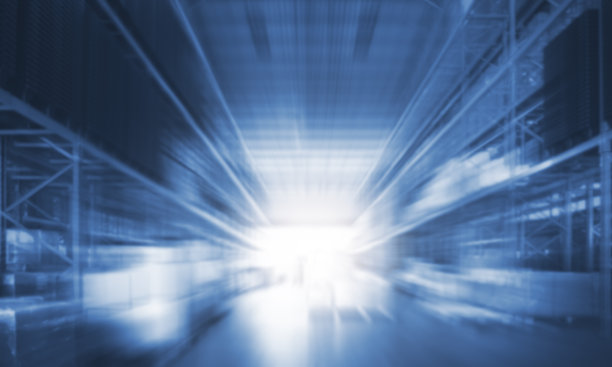 仓储仓库中模糊的深蓝色。仓库空间灯光背景。商业配送仓储货物概念。图片下载