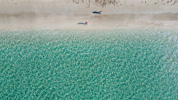 俄罗斯阿纳帕黑海度假胜地荒芜的沙滩鸟瞰图。图片下载