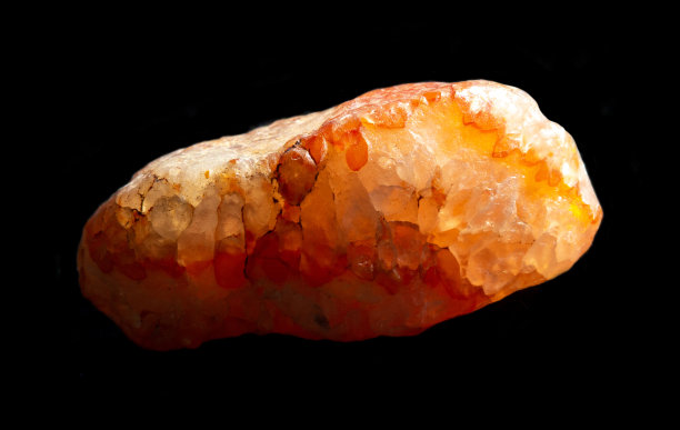 来自俄罗斯新乌连戈伊的玛瑙石英矿石。一个背光照片的石头孤立在黑色。地质矿物学网站，石材收藏目录，自然科学博物馆挂图图片下载