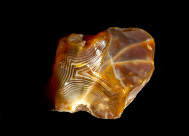 来自俄罗斯新乌连戈伊的玛瑙石英矿石。一个背光照片的石头孤立在黑色。地质矿物学网站，石材收藏目录，自然科学博物馆挂图图片下载