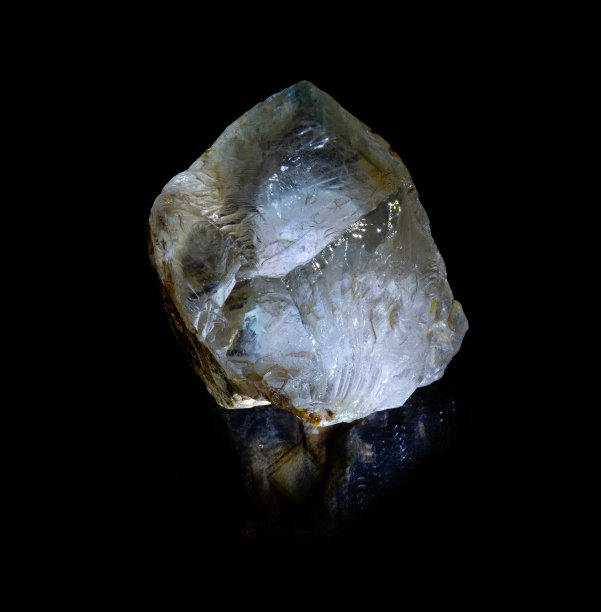 乌克兰沃洛达尔沃林斯基出产的岩石中的黄玉宝石矿物晶体。一张黑上孤立的石头的照片。地质网站，石头收集目录，自然科学博物馆挂图或海报图片下载