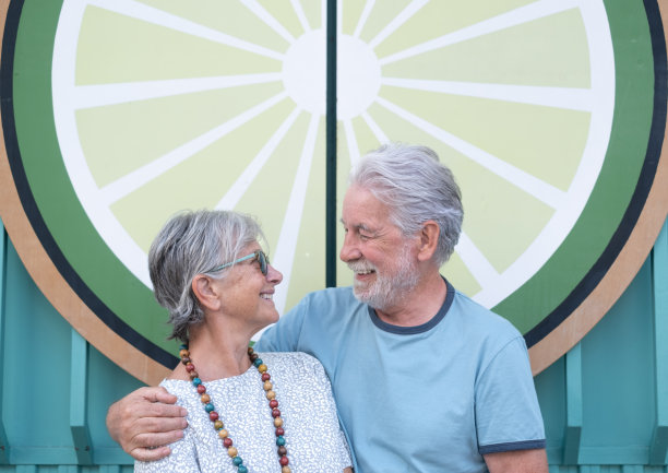 幸福迷人的老夫妻站在城市的街道上，拥抱着彼此的眼睛图片下载