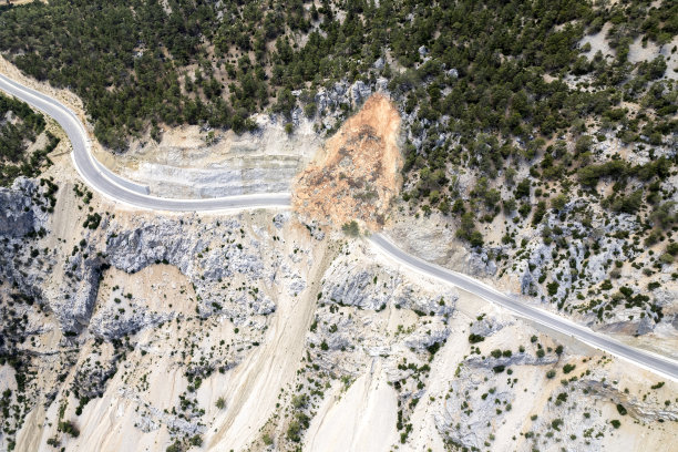公路滑坡鸟瞰图图片下载