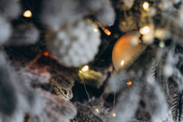 用玩具和花环装饰的圣诞树特写，假日地点，选择性聚焦，照片中的噪音和纹理图片下载