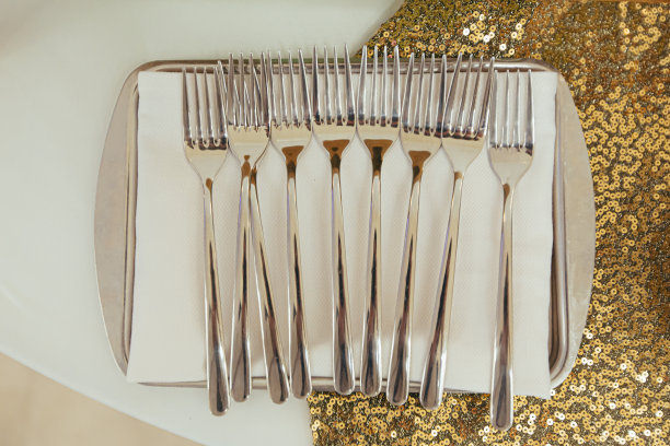 展开的甜点叉在一个节日的桌面视图图片下载