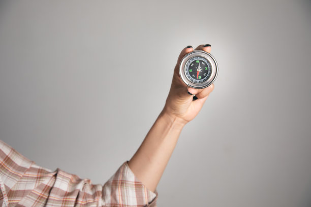 一个女人手里拿着指南针图片下载