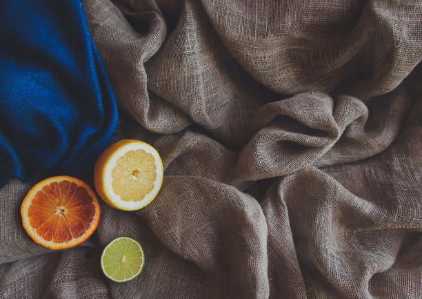 橙色，黄色，柠檬，绿色，酸橙和香料香草在棕色粗糙的粗布织物照片。A4 A5国际纸幻灯片海报卡角元素与免费的空白复制空间为文本图片下载