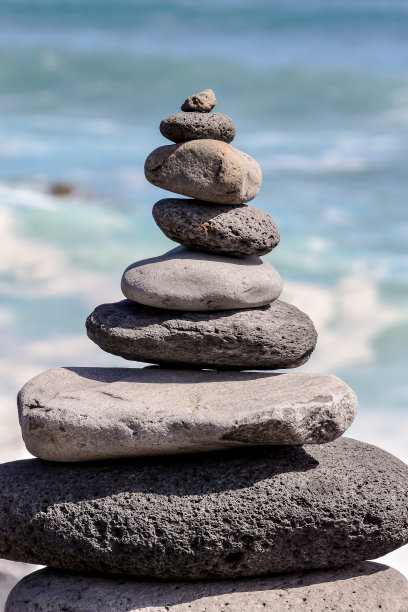 海滩上的石头堆图片下载