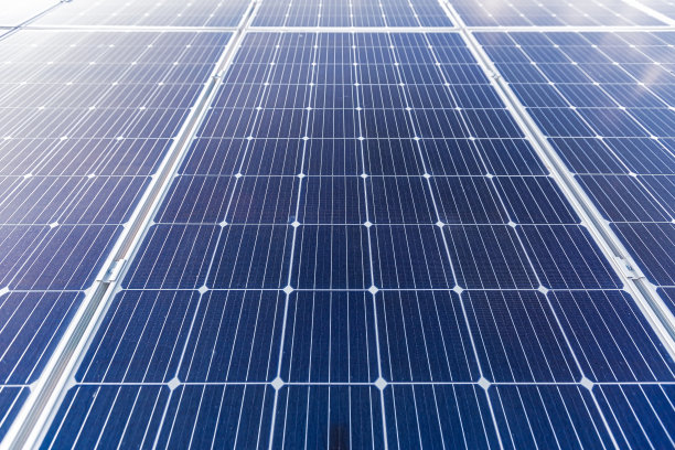 蓝天背景下的太阳能电池板照片，可再生能源生态图片下载