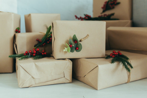 圣诞树下五颜六色的礼物照片除夕特写，五颜六色的礼物，红的、灰的和黑的图片下载