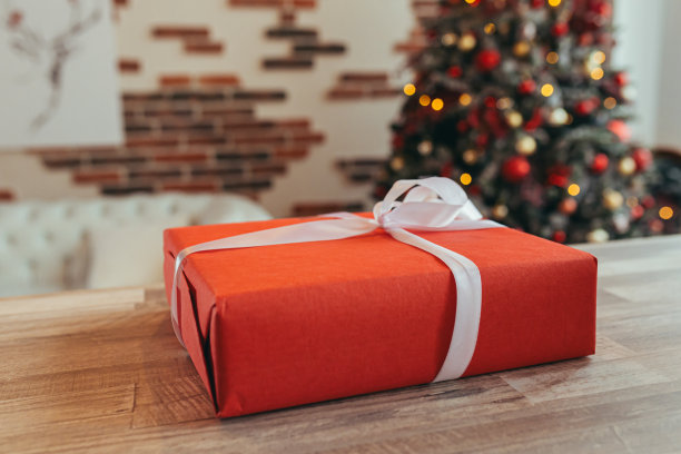 圣诞树下五颜六色的礼物照片除夕特写，五颜六色的礼物，红的、灰的和黑的图片下载