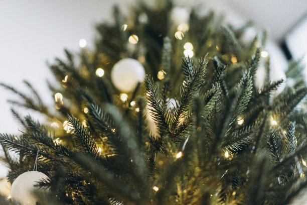 用玩具和花环装饰的圣诞树特写，假日地点，选择性聚焦，照片中的噪音和纹理图片下载