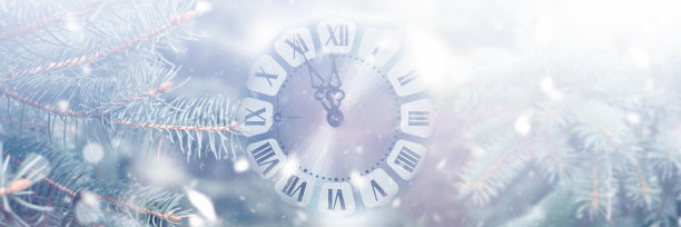 新年庆祝旗帜与复古时钟与雪，冷杉树枝和阳光。倒计时到午夜。图片下载