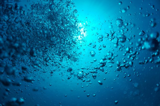 深蓝色海洋中的气泡图片下载