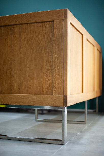 时髦的现代家具照片，高管顶部木制棕色抽屉在房子里图片下载