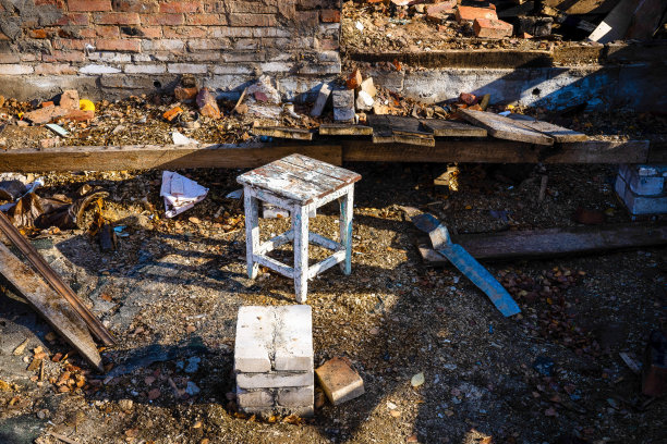 一张旧椅子的照片被扔进了垃圾填埋场。被遗弃的荒地和街上的废物和垃圾图片下载