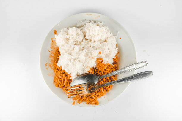 白盘子里有白米饭的方便面图片下载