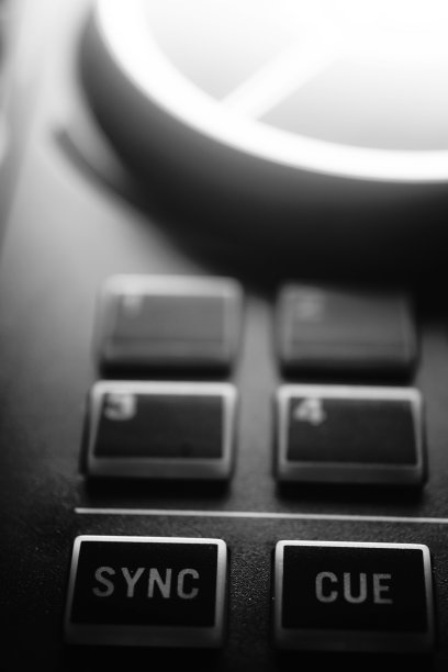 伊比沙夜总会音乐派对的dj混合书桌黑白照片。图片下载