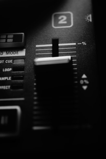 伊比沙夜总会音乐派对的dj混合书桌黑白照片。图片下载