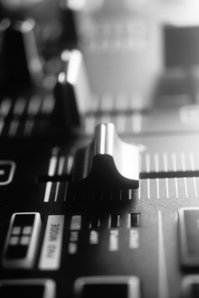 伊比沙夜总会音乐派对的dj混合书桌黑白照片。图片下载